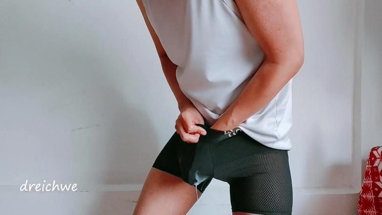 Dreichwe: ボクサーの中にたくさんの精液が入ってる