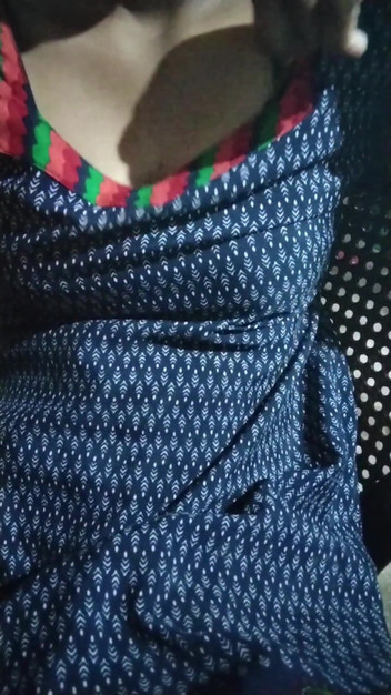 thick_mallu: Si cantik India Selatan mengurut buah dada panasnya dengan minyak