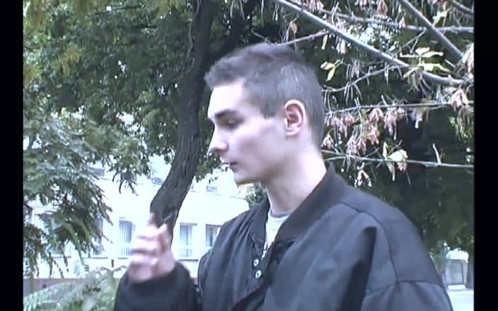 Street Boys Studio: Napalony mały diabeł - para nastolatków jebanie podczas przerwy na lunch