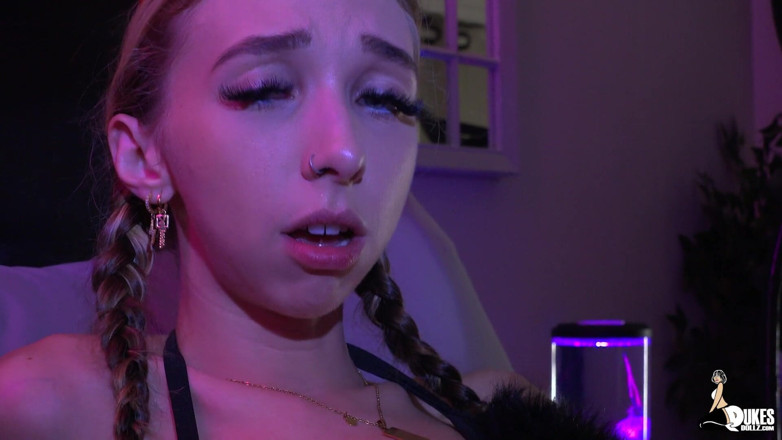 Dukes Hardcore Honeys: Breezy Bri растягивает ее тугую P$ $y с игрушкой Dukes Dollz