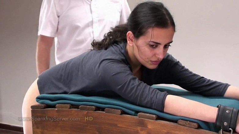 Spanking Server: Yasmeena biciuită în închisoare
