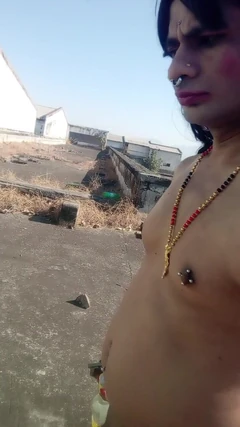 Gadis cantik trans-gender lagi bugil di luar