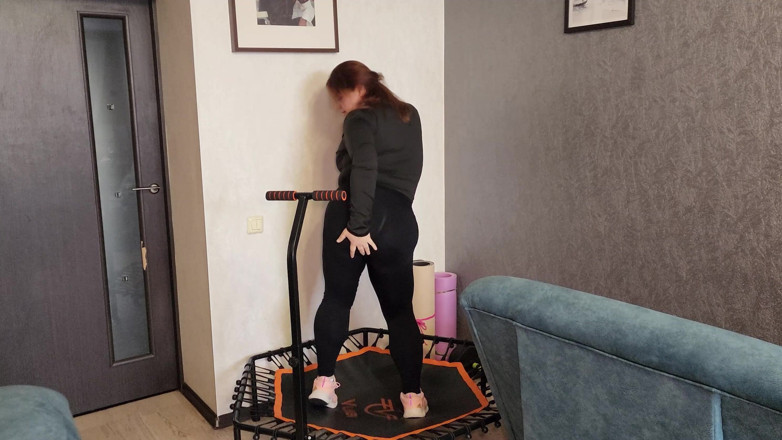 Peach Desert: Gorąca pulchna macocha w obcisłych leginsach na Trampolinie dostaje twardego...