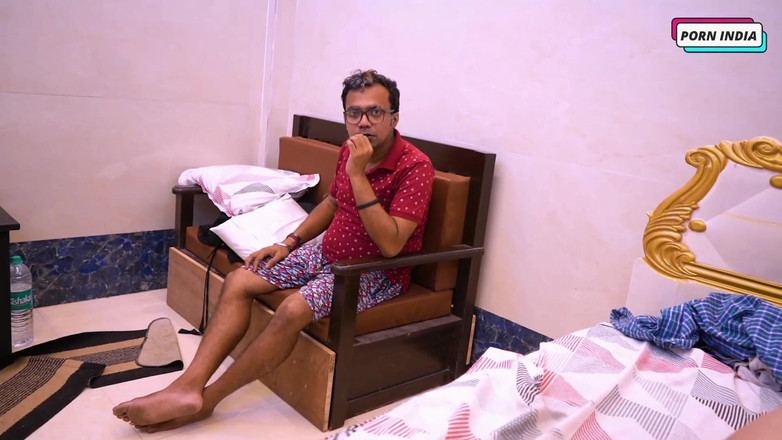 Porn India Studio: 出轨的漂亮人妻在老公面前做爱