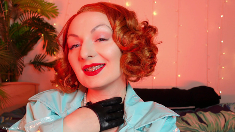 Arya Grander: Proces rtěnky: ASMR sfw video (Arya Grander), červené rty a rovnátka