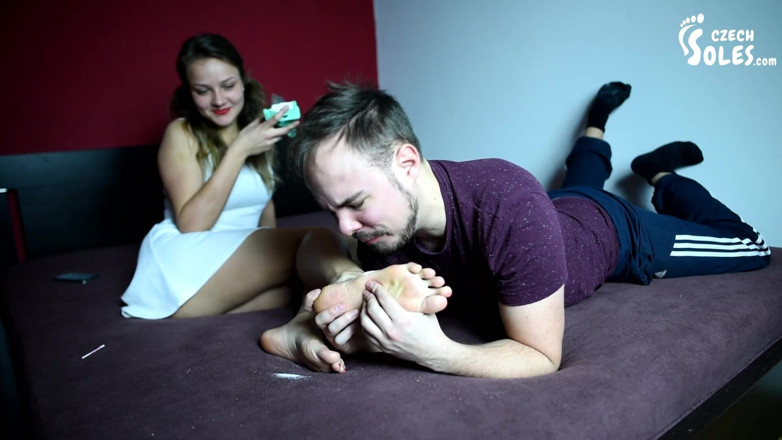 Czech Soles - foot fetish content: Genç kızın ayaklarını ve uzun ayak parmaklarını her yerinden yalıyor