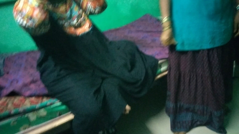 Tamil lesbian: Три тетушки разговаривают в спальне