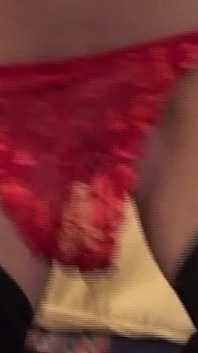 Tante seksi lagi asik nyepong kontol sebelum dientot habis-habisan pakai mainan seks