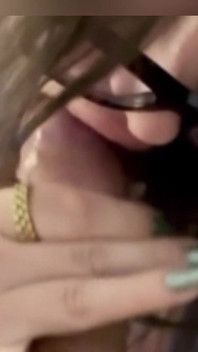 Elle adore me sucer la bite