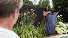 Transangels - leilani li बिकनी में पूल में आराम करती है और ऊँची एड़ी के जूते की आकर्षक पूल बॉय द्वारा चुदाई की जाती है