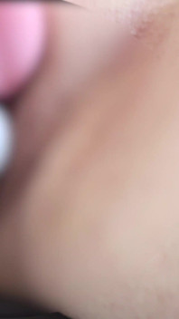 Una donna sposata che si masturba su una sedia in modo sgradevole