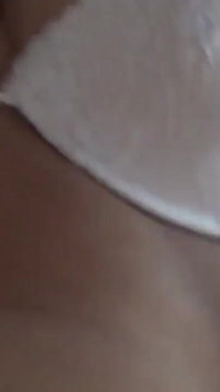 Indická manželka v červeném shalwar obleku dává kouření a sex do kundičky