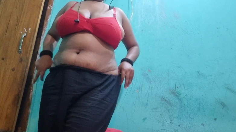 NilaRani693: Fată superbă solo care se relaxează acasă, frumusețe naturală