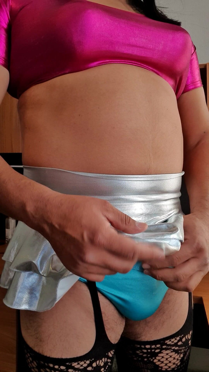 Sexy shinny clothes: Gadis pemandu sorak dengan kostum sissy cheerleader lagi menggoda