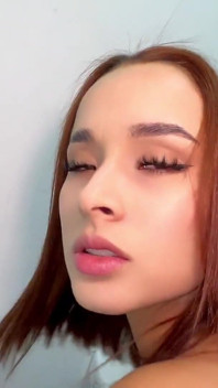 Nový praktik mě šuká, aby si vydělal práci! Sex na veřejnosti - Abella Olsen