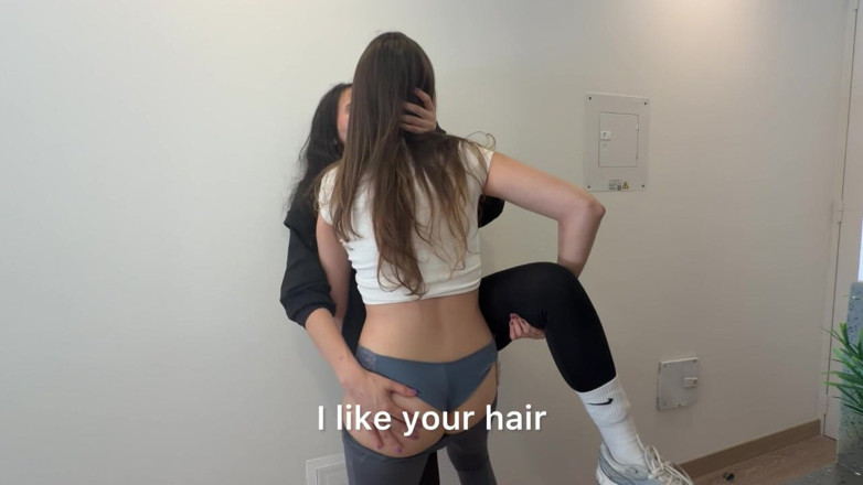 scarlettandc: 我们一边揉着紧身裤一边亲吻
