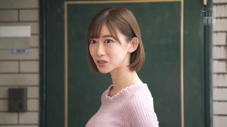 Smooth Time: 部分的な可視性のGストリングで彼女のパンチラショットを誘惑する欲求不満の近所の妻。パート1
