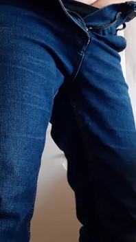 Une prof MILF se masturbe pendant la pause à l’université