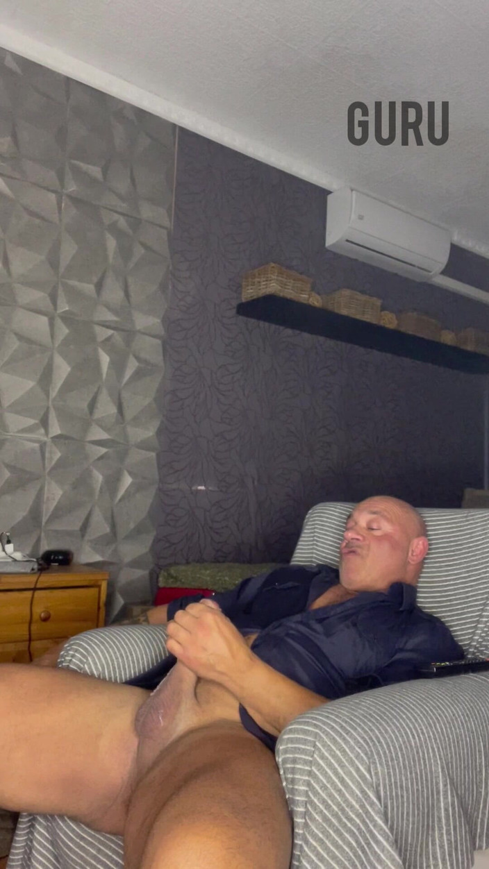 Mr. Guru: Wank Solo doma Líbí se mi toto tričko