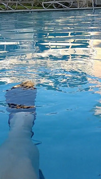 La enfermera de gran belleza Vicki muestra sus zapatos de agua y