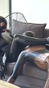 Hứng tình trong latex thưởng thức xem - alex latex