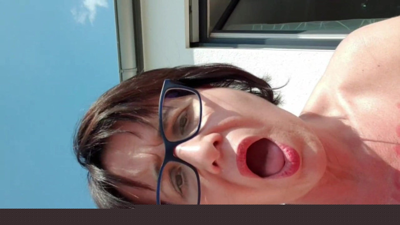 JulieEroticDress: Dívka nekontrolovatelný třesoucí se stříkající orgasmus