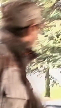 La miLF pelosa viene sditalinata in profondità fino all'esplosione dell'orgasmo con squirting