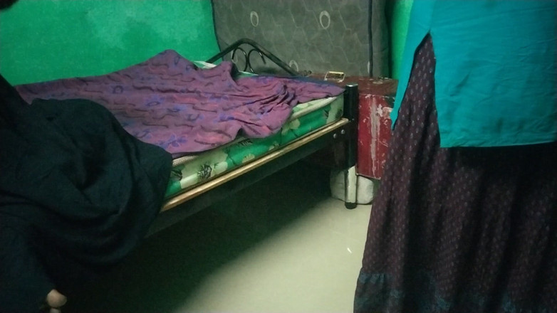 Tamil lesbian: 寝室で話す3人のおばさん