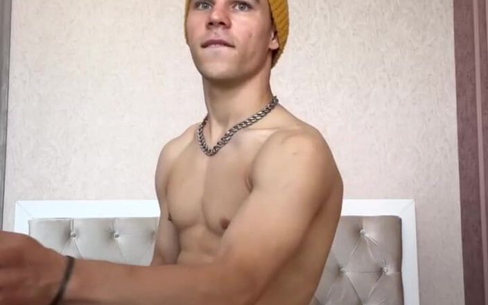 Max_Russell: Masturbándome y quiero correrse en mi cara