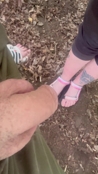 P auf ihre süßen rosa sandalen, kamera konzentriert auf ihre füße, mein schwanz sieht es fließen