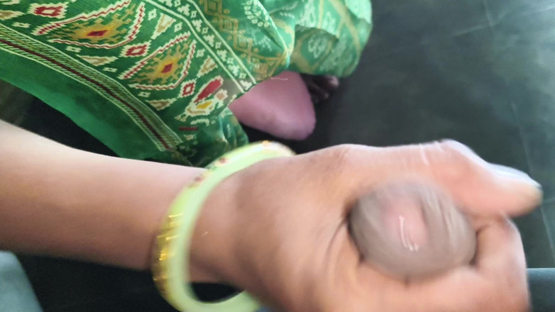 Desiputi7516: Oggi la Mia sorellastra si è masturbata il mio cazzo e...