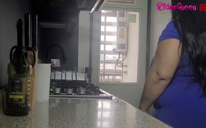 Riderqueen: 슬로우 모션으로 다른 자지를 즐기는 뚱뚱한 계모