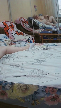 巨乳の継母が穴を照らしておもちゃでオナニー