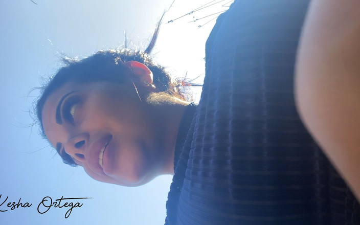 Kesha Ortega: Багатошарова красуня Кеша Ортега стає розбещеною в дикій мастурбації на відкритому повітрі!