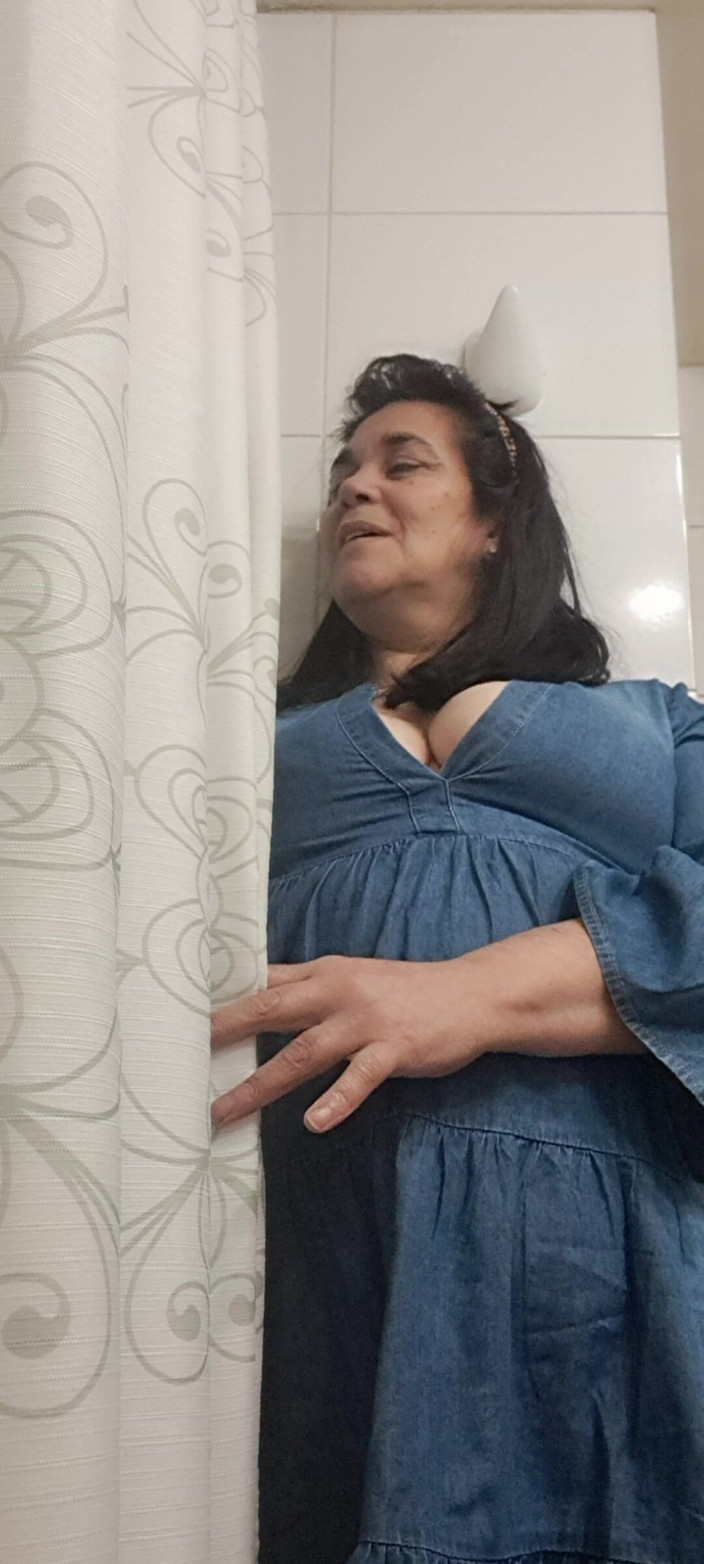 Mommy big hairy pussy: 在你想要看我的浴室里，我很热辣