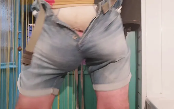 Monster_Meat_: Freeballing in my jeans short