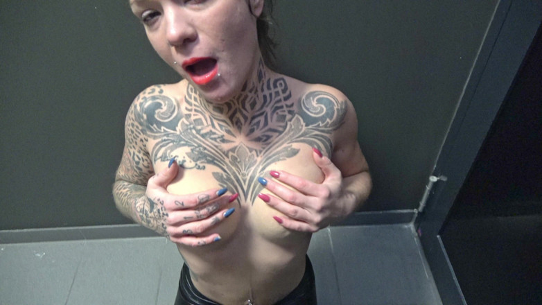 SnakeDave studio: Daring! Blowjob in the Stairwell!