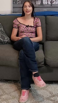 Gracie May este o doamnă elegantă, dar o curvă porno murdară pe canapeaua de audiție