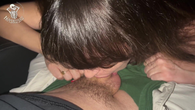 Pamsnusnu: Geile Spaanse meid geeft me een pijpbeurt tijdens de films...