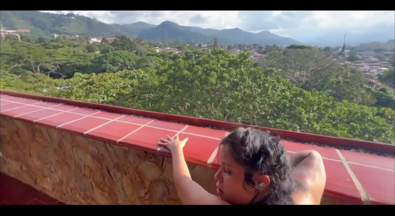 Cm productions: O fut pe fiica vitregă a soției mele acasă în timp...