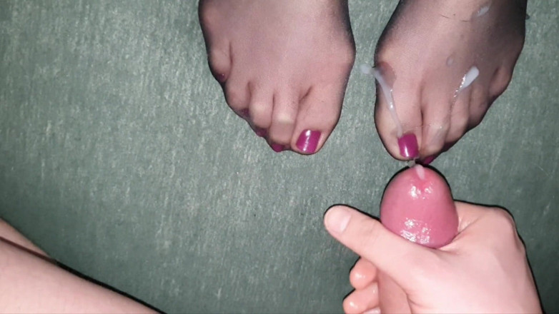 Wife's Nylon: Klaarkomen op nylon voeten #1