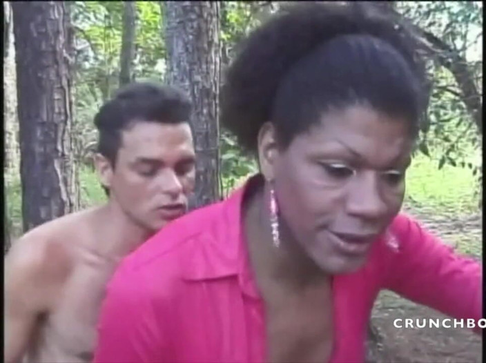 Shemale videos: Heterosexual latino usado por travesti de ébano al aire libre