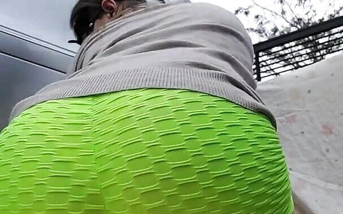 Flor_latina: La ragazza si gode la masturbazione con un dildo vibratore...