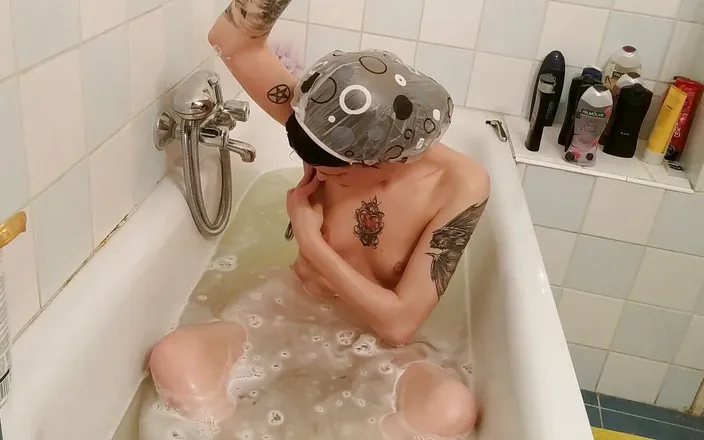 Beth Kinky: Bathing and armpit shaving