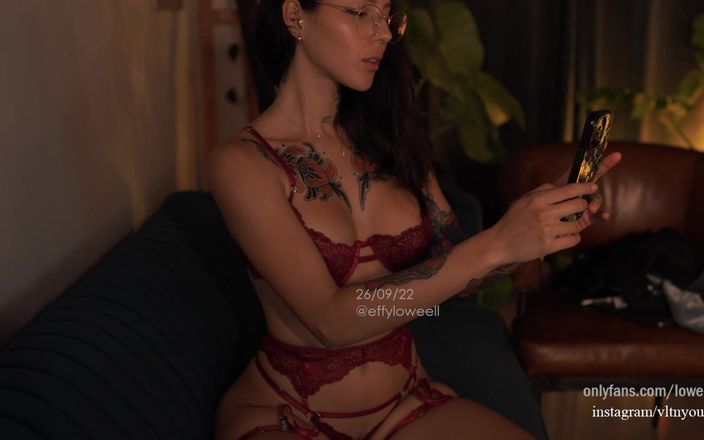 Effy Loweell studio: Melek yüzlü ve mükemmel vücutlu Instagram modeli oturma odasındaki kanepede...