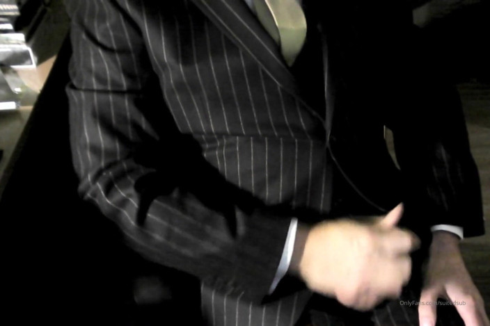 SuitedSub: Bir pinstripe'yi mahvediyor...