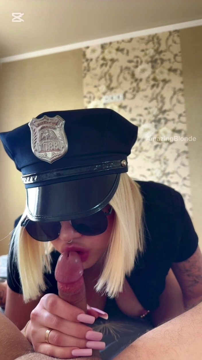 Amazing Blonde: Сексуальний поліцейський бере під контроль