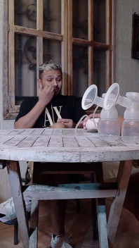 Le cours d’allaitement avec deux femmes enceintes se termine par un trio incontrable