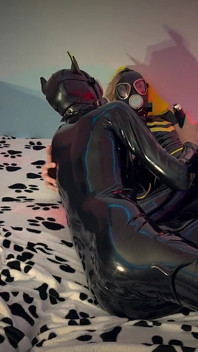 Zwei Latex-Welpen: Glänzende Anzüge, Intime Berührung und leidenschaftliches Schaltspiel