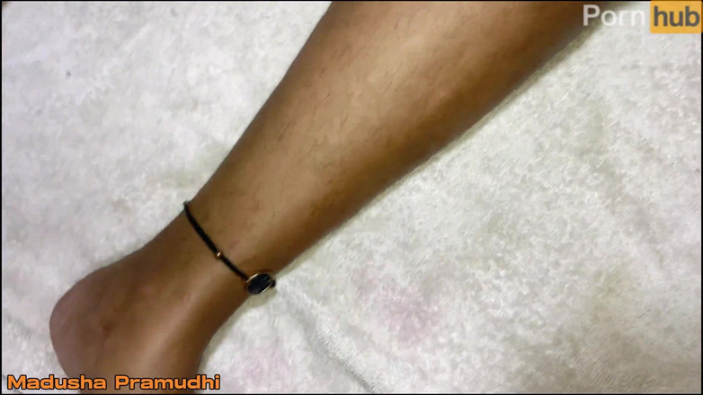 Tiyana: Madusha, reine de la pipe srilankaise, prend la grosse bite...